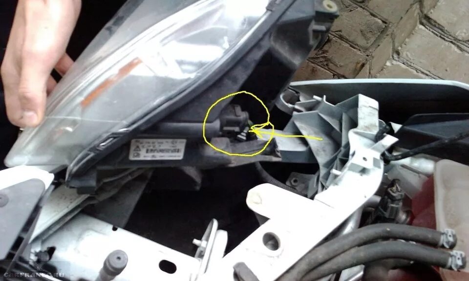 Замена лампы ближнего света - Ford Focus II Hatchback, 1,4 л, 2008 года расходни