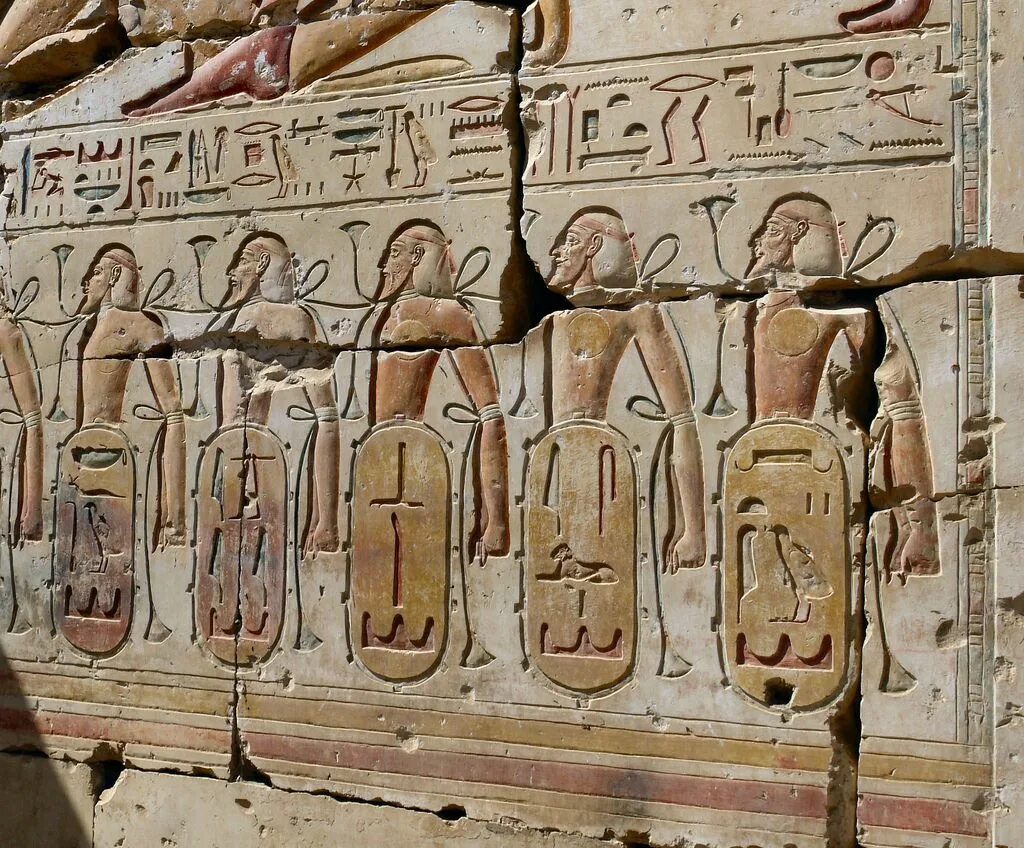 Фиванская школа рельеф египет. Колос древний египет. Императрица египта. Рамсес ii (египетский фараон) мумия. Живопись древнего египта фараон и рабы.