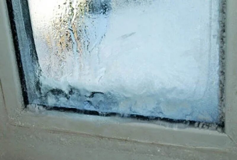 При сильных морозах на стеклах. Промерзают пластиковые окна. Промерзает стеклопакет пластиковое окно. Наледь на пластиковых окнах. Лед на пластиковом окне.
