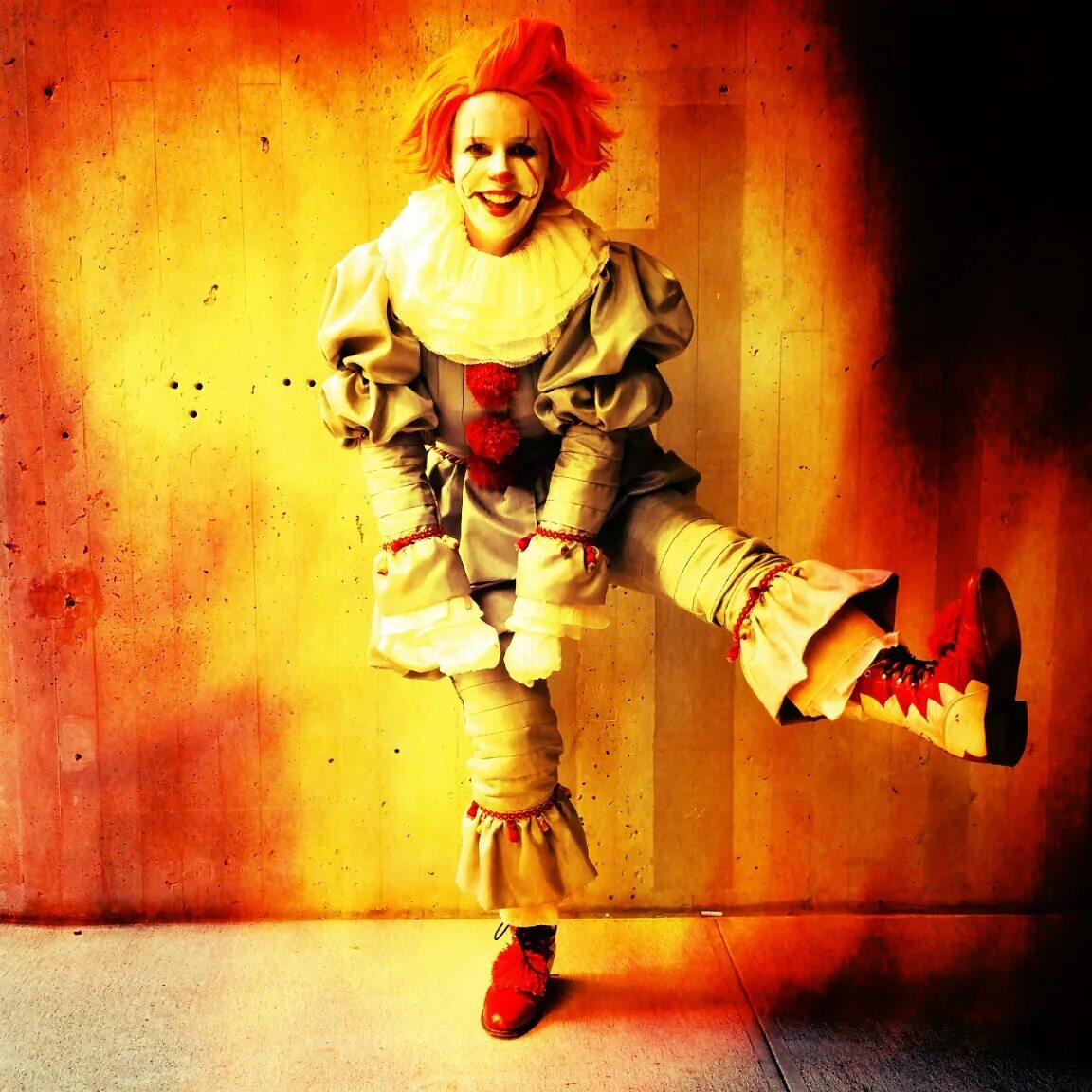 Смешной клоун. Танцующего клоуна. Скоморохи пляшут. Clown dance. Clown)dance)little)dolphins.