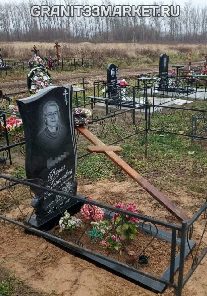 Памятники на кладбище. Куда деть крест. Благоустройство могилы голгофа. Деревянный крест на могилу с надгробием. Старое кладбище.