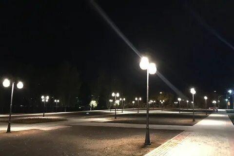 Мигель на улице где светят фонари