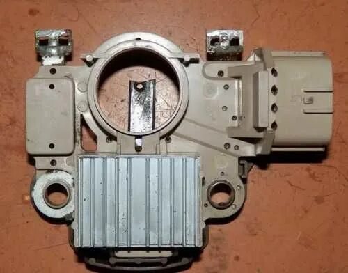 Реле регулятора на генератор mitsubishi colt. Mitsubishi lancer 9 реле регулятор напряжения. Митсубиси регулятор напряжения артикул. Щетки генератора мицубиси спейс стар. Реле регулятор мицубиси л200.