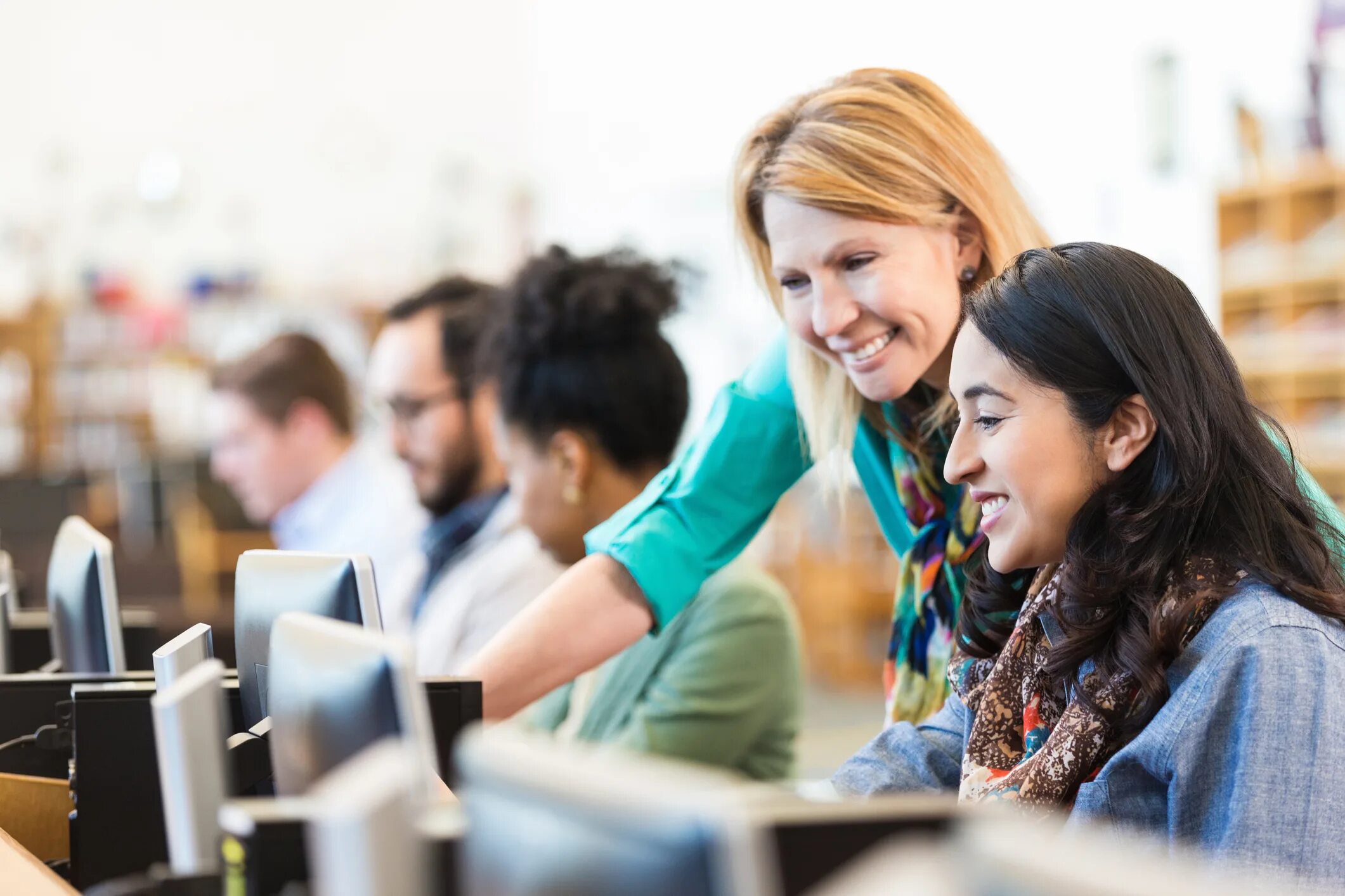 Интернациональные студенты. Majority of students. Лекция в университете. Студент пишет. Счастливые студенты.