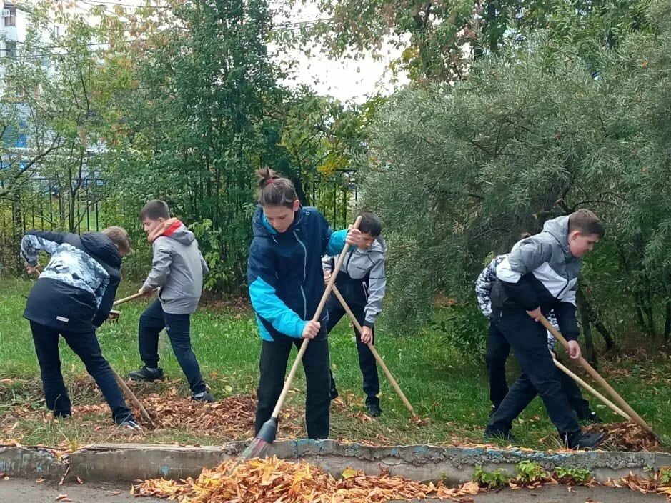 Субботник в школе статья. Экологический день в школе. Субботник в школе. Экологический день в школе фото. Общественно полезный труд школьников.