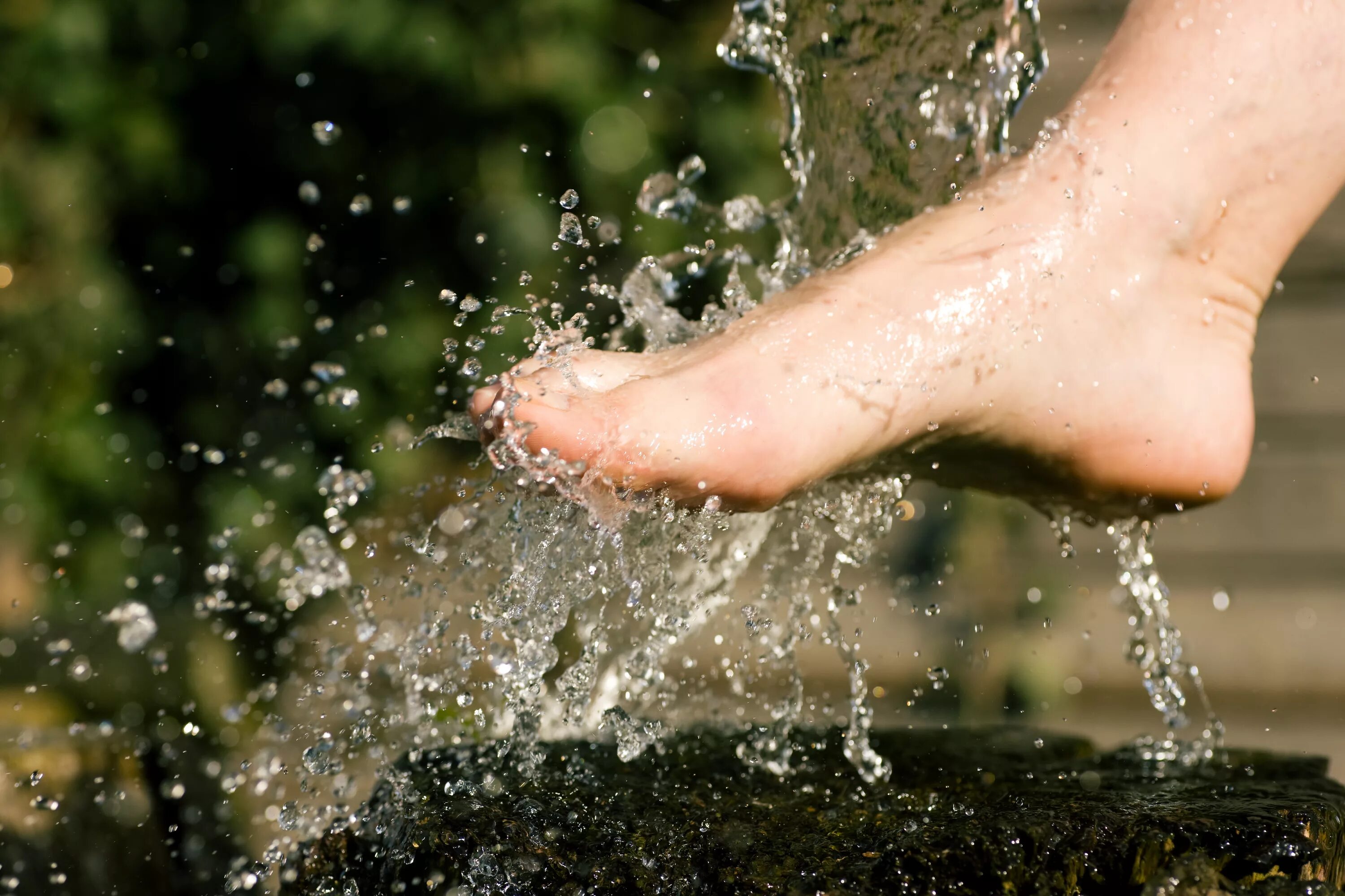 Какая вода для ног. Закаливание ног. Обливание ног холодной водой. Обливание ног закаливание. Контрастное закаливание ног.