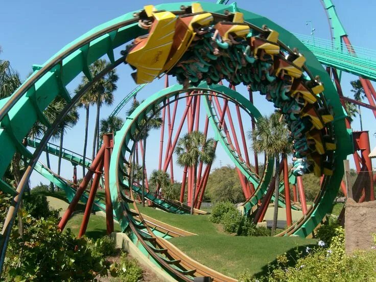 Горка в парке аттракционов. Парк аттракционов американские горки. busch gardens tampa. парк аттракционов амусемент парк. диснейленд горки.