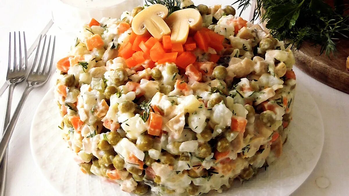 Постные салаты быстро и вкусно. Салат оливье. постные салаты. салат с майонезом. постные салаты на праздничный стол.