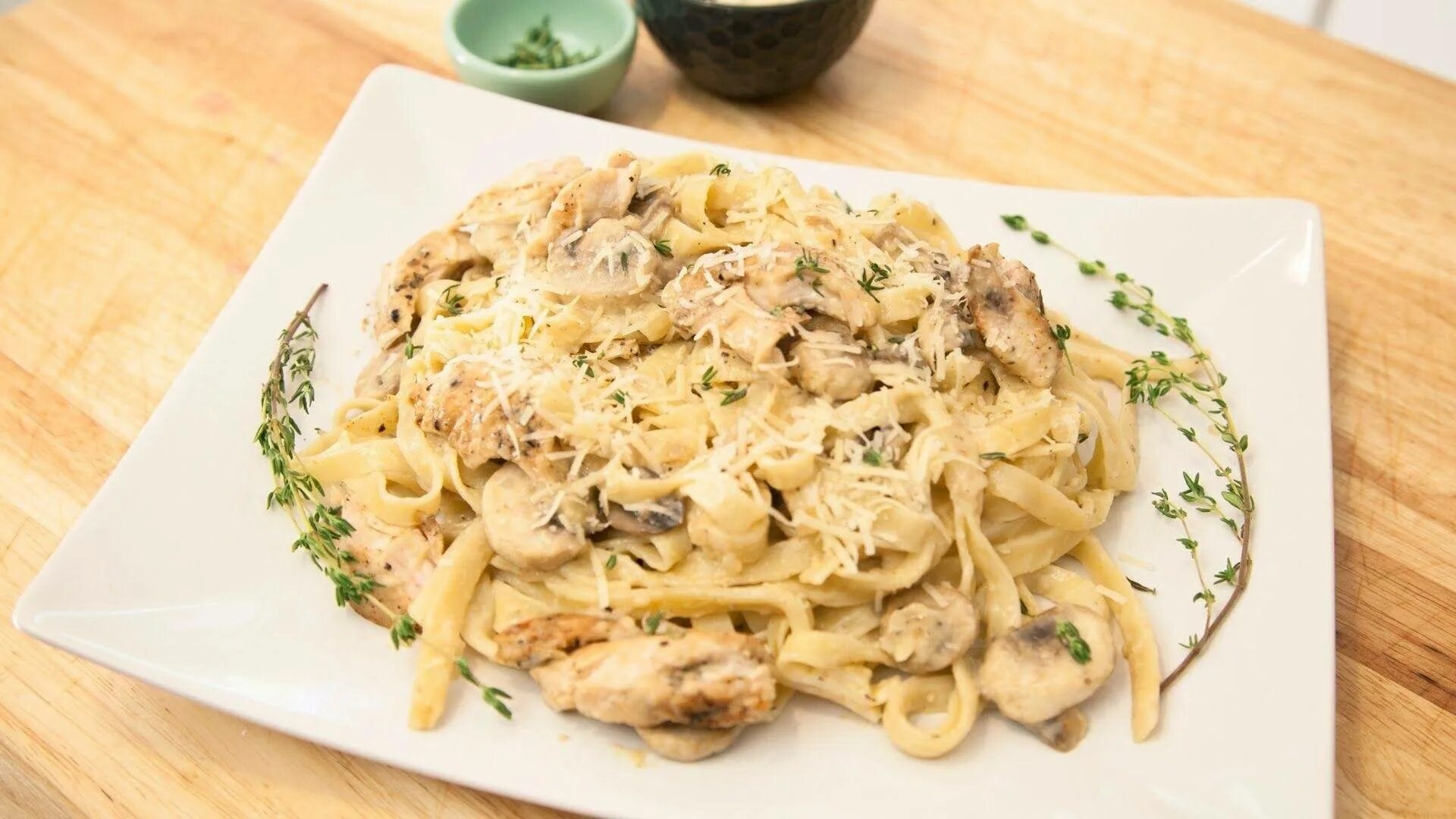 Паста с мясом и сметаной. Альфредо фетучини паста. паста тальятелле альфредо. паста феттучини альфредо с курицей. фетучини с курицей и грибами в сливочном.