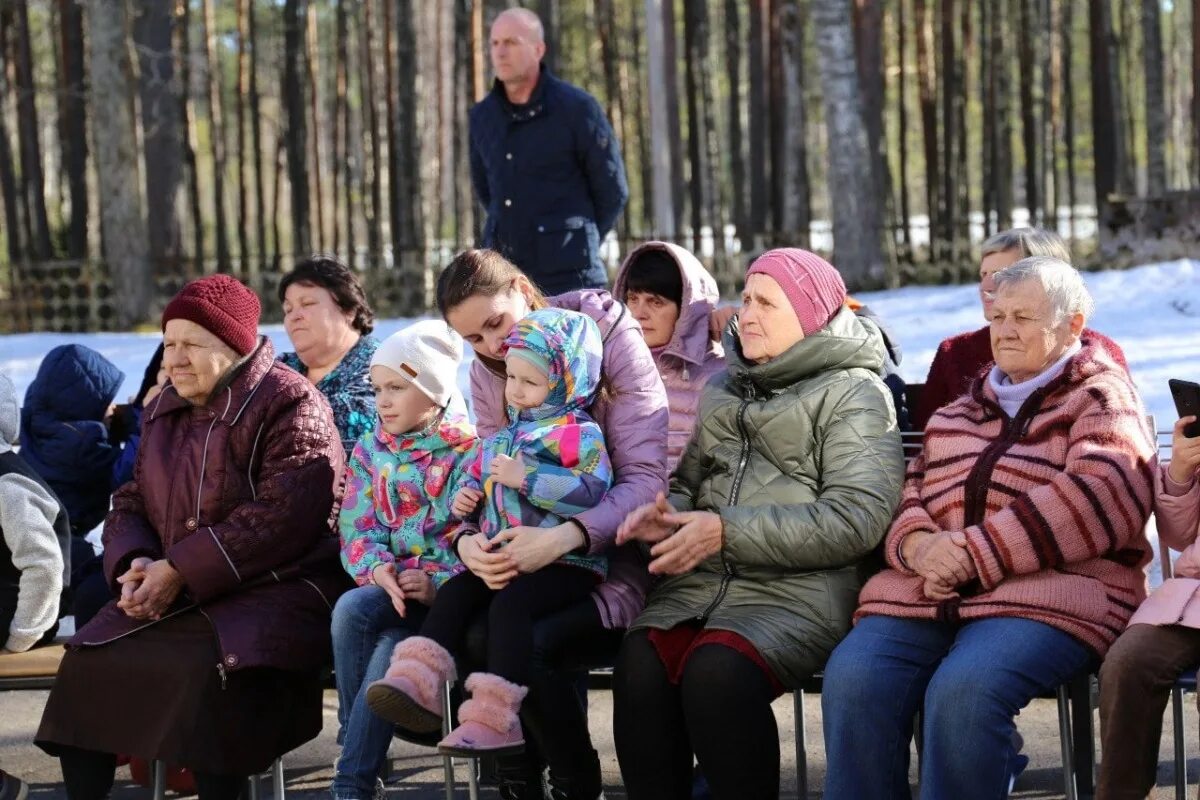 Беженцы в Смоленске. Тихвин Царицыно озеро беженцы из Украины. Размещение беженцев в Тихвине.