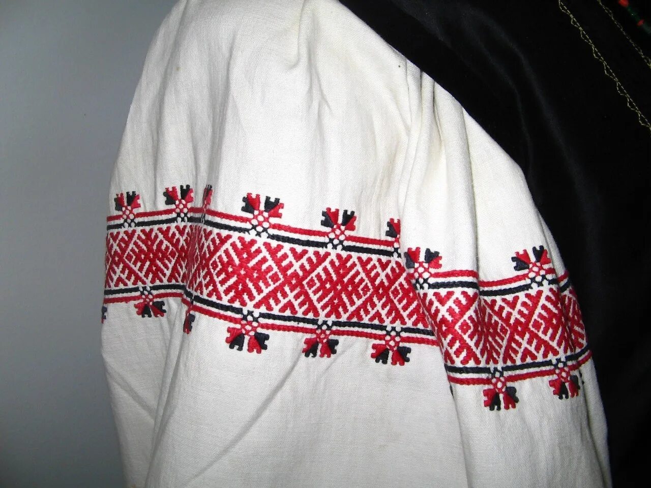 Вышивка на одежде. Национальная вышивка. Вышивка на русском народном костюме. Вышивка традиционная. Вышивка на русском народном костюме.