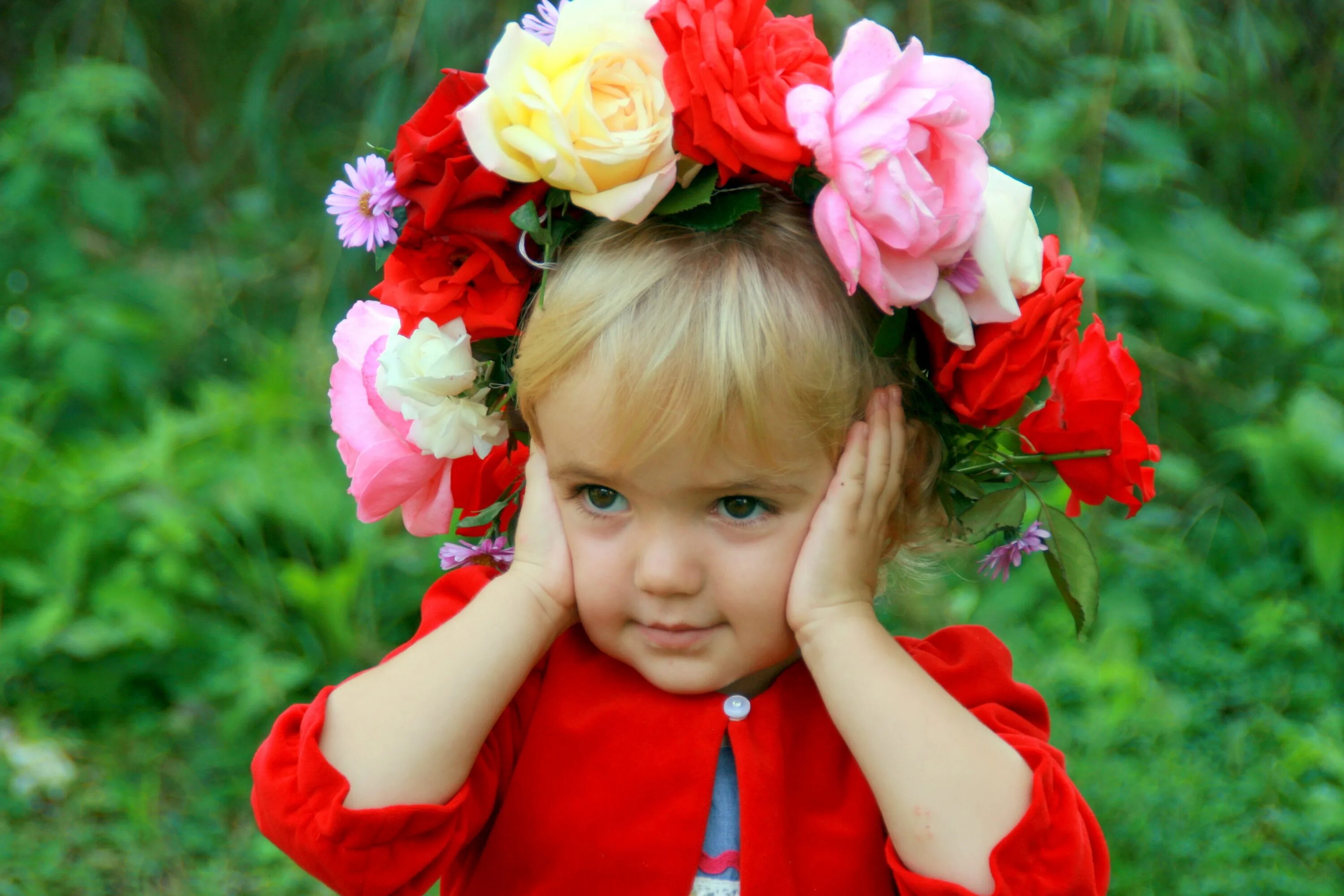 Ребенок в венке. Цветы подходящие девочке. Дети в венках из цветов. Яркие цветы на голову. Розочкой ребенка