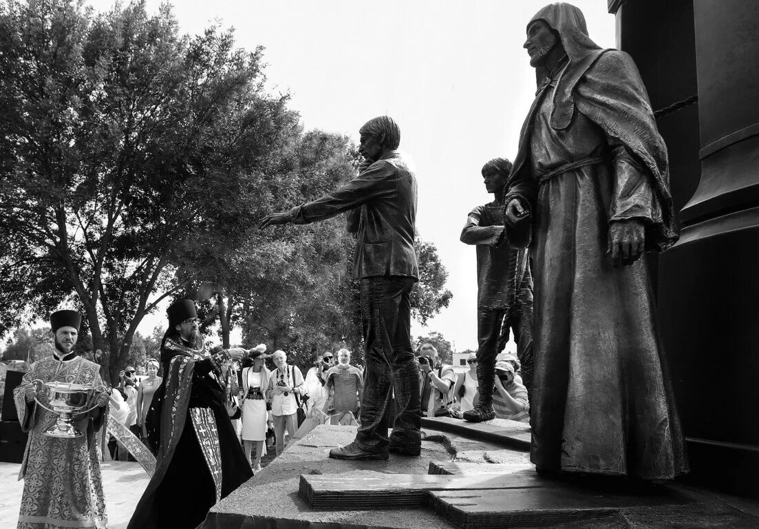 Памятник Тарковскому Суздаль. Памятник Андрею Тарковскому. Памятник Андрею Тарковскому в Суздале.