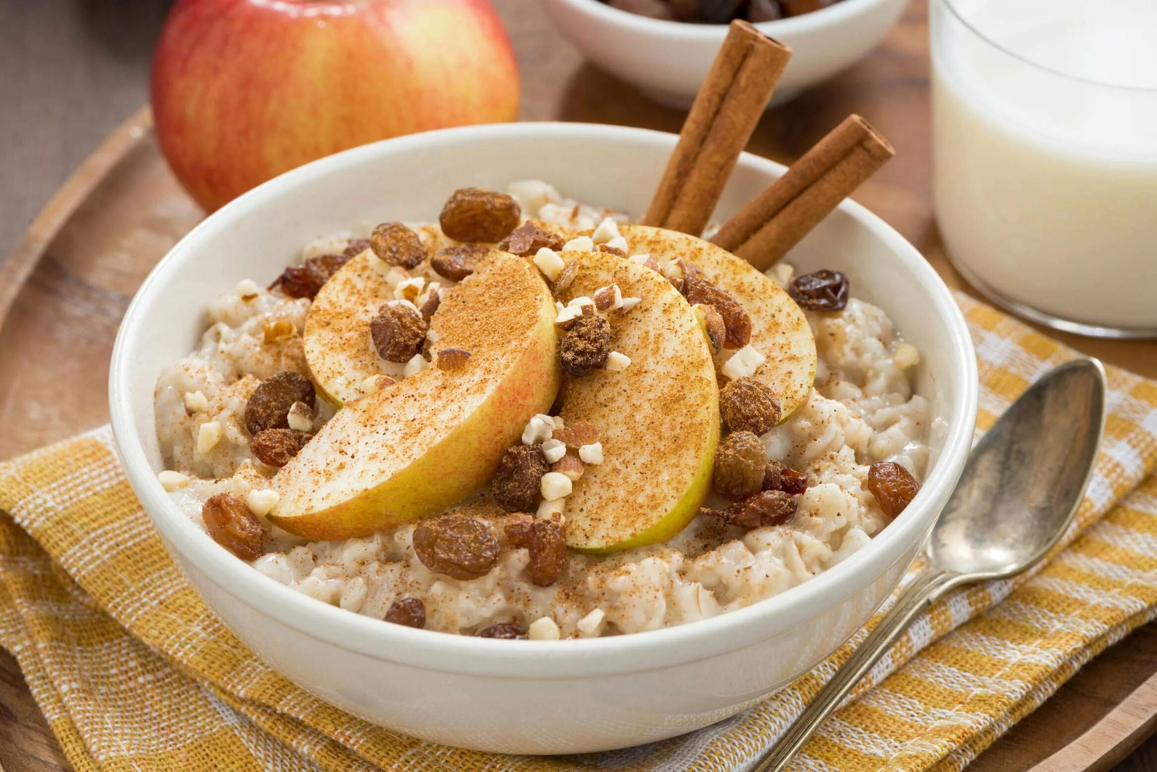 Овсянка каша. Каша "овсяная с абрикосом" Гомельхлебопродукт. Oatmeal Apple Cinnamon. Рисовая каша с карамелизированной грушей.