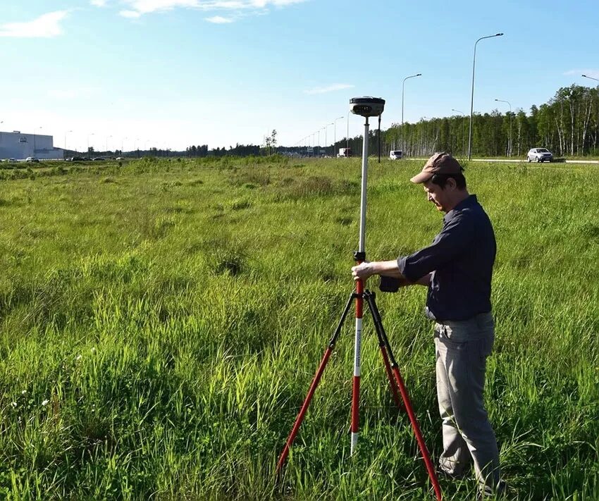 Вынос на местность границ земельного участка. Межевание. Кадастровые работы межевание. Вынос граница работа. Геодезист в дождь.