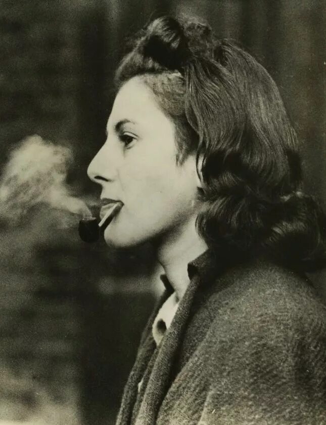 Женщины курят. Женщины курящие трубку. Женское курение. Фотосессия с курительной трубкой. Фотосессия женщины с трубкой курительной.