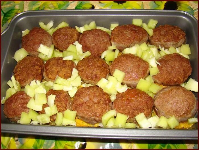 Что приготовить из куриного фарша быстро. Блюда с фаршем кроме котлет.. вкусненькое из фарша в духовке. котлеты в духовке для детей. котлеты из фарша в духовке с картошкой.