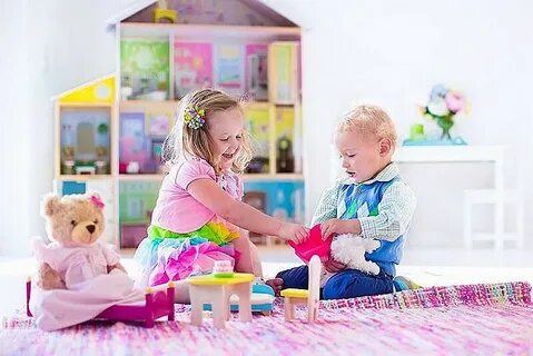 Девочка играет маленькими игрушками
