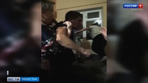 Дебошир что делать. Дебошир что делать. Дебошир в наручниках в самолетах. Дебоширы на борту самолета. Дебош в шереметьево в тунис.