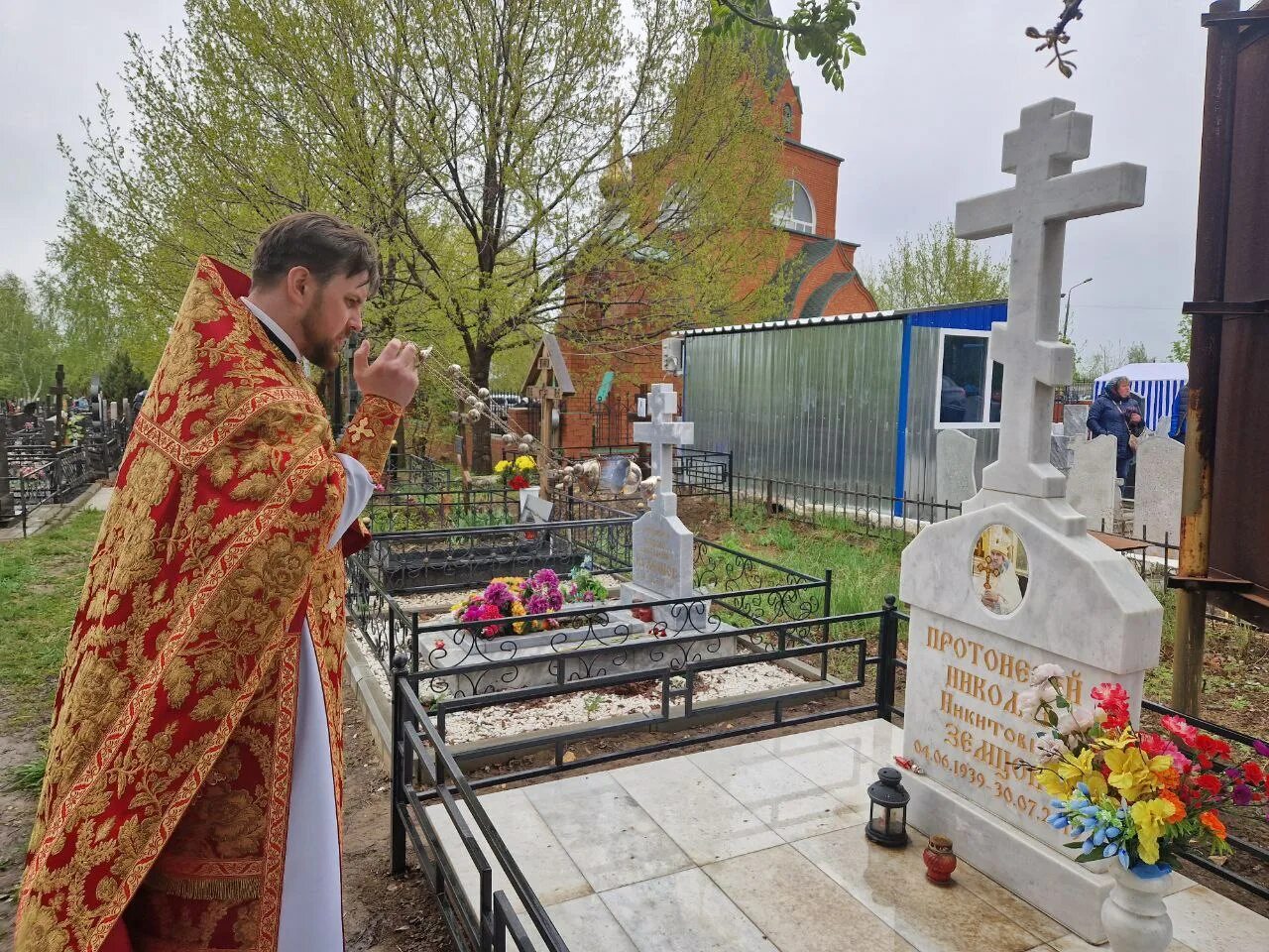 священник панихида на кладбище. братское кладбище балашиха. лития священника на кладбище. чин лития по усопшим на кладбище. пасха мертвых кладбище церковь.