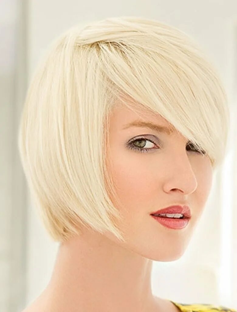модные стрижки. пикси удлиненная 2023. блонд на короткие волосы с челкой. пикси боб блонд. гарсон с удлиненной челкой.