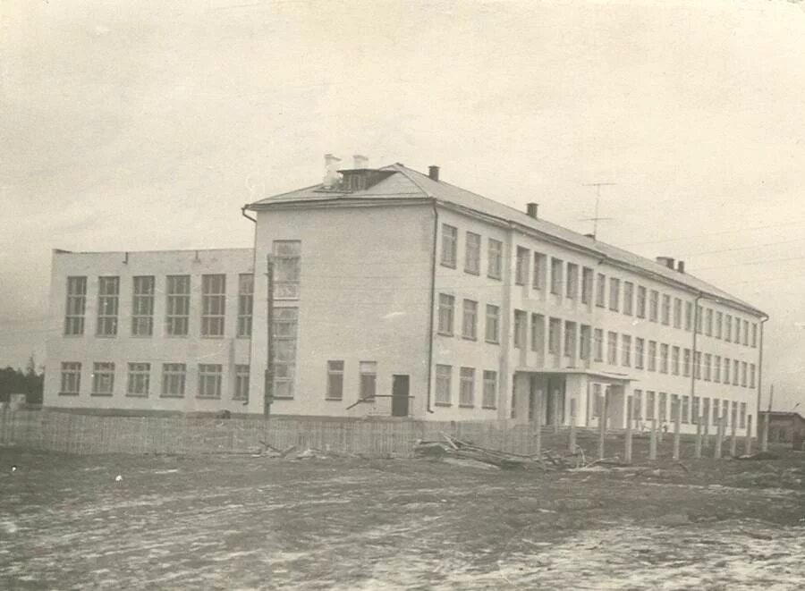 Школа 10 красноярск. 10 школа история. 10 школа история. 25 школа таганрог. 10 школа история.