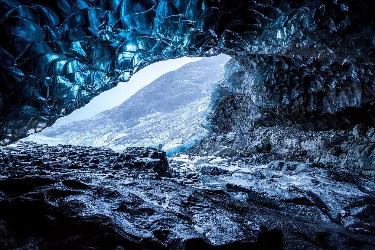 ледниковые пещеры. пещера ледяных гигантов айсризенвельт австрия. ледяная пещера ватнайокуль, исландия. исландия ледник ватнайёкюдль. ледяная пещера ватнайокуль, исландия.