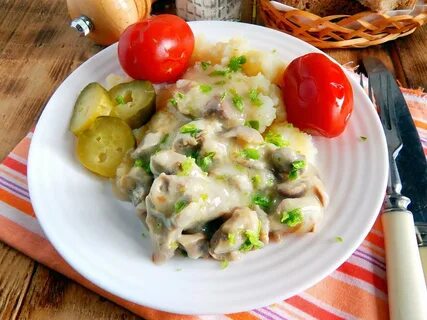 Шампиньоны с курицей в сливочном соусе