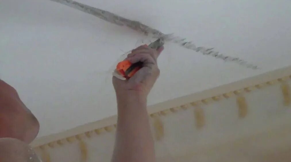 Как заделать трещину на потолке. Расшивка трещин на потолке. Заделка трещин на потолке. Заделка рустов на потолке. Трещина в потолке заделать.