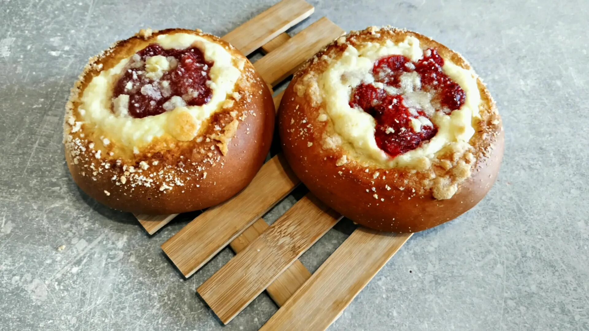 Ватрушки с рикоттой. Ватрушка с творогом и клубникой. Булочка с творогом и клубникой. Ватрушка с клубникой. Ватрушка с творогом.
