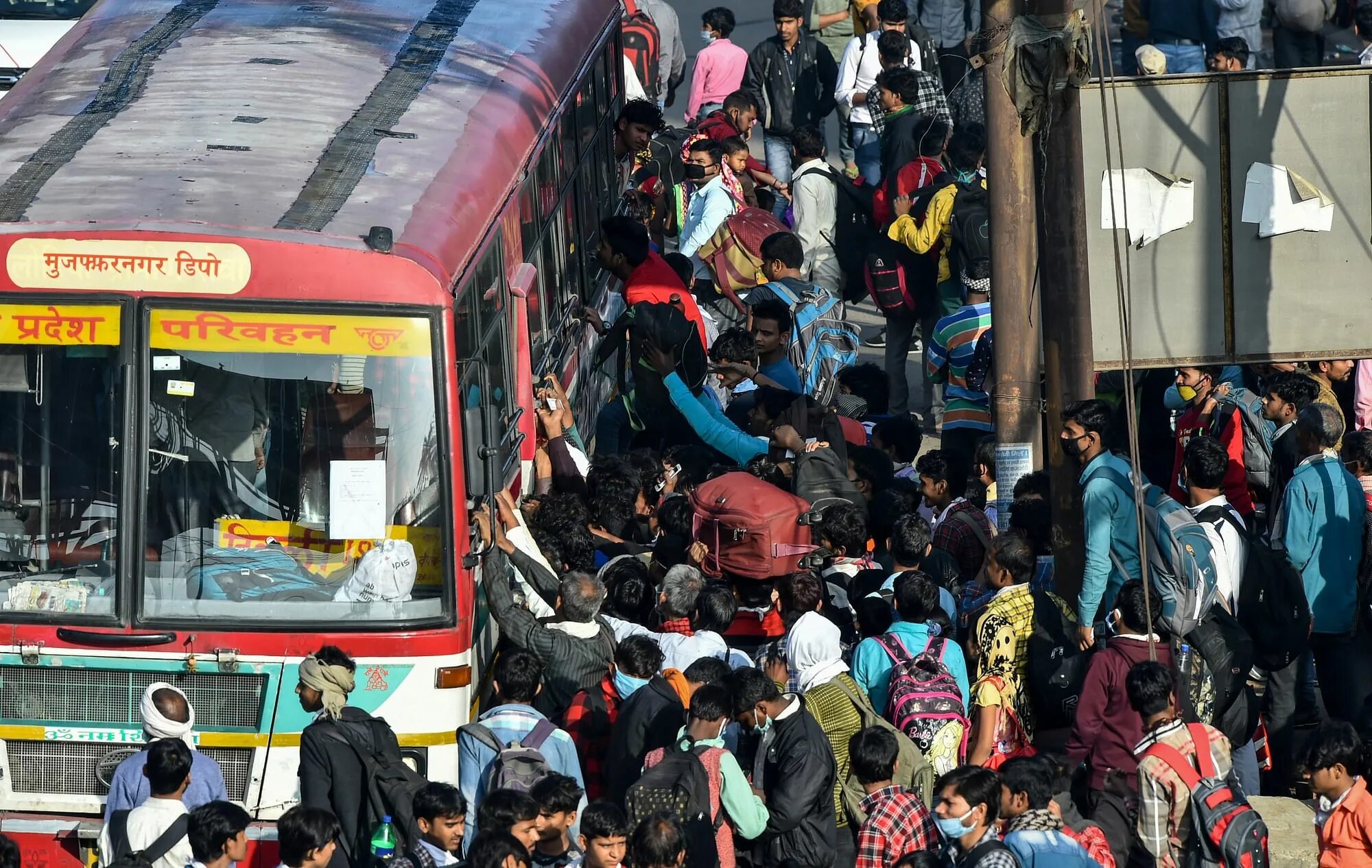 Автобус в индии. Crowded bus. Полный автобус людей. Индия автобус толпа. Crowded bus.