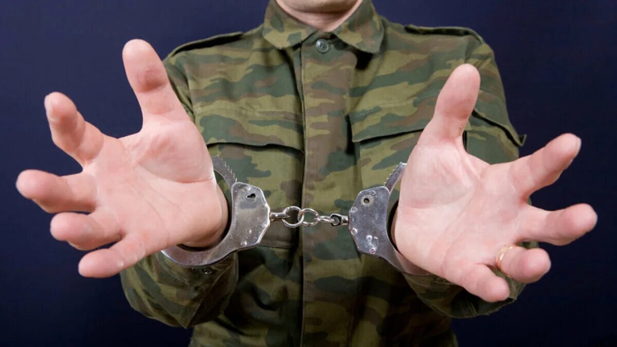 Дезертир в армии. Самоволка в армии. Преступность военнослужащих. Военнослужащий за решеткой. Военный в наручниках.