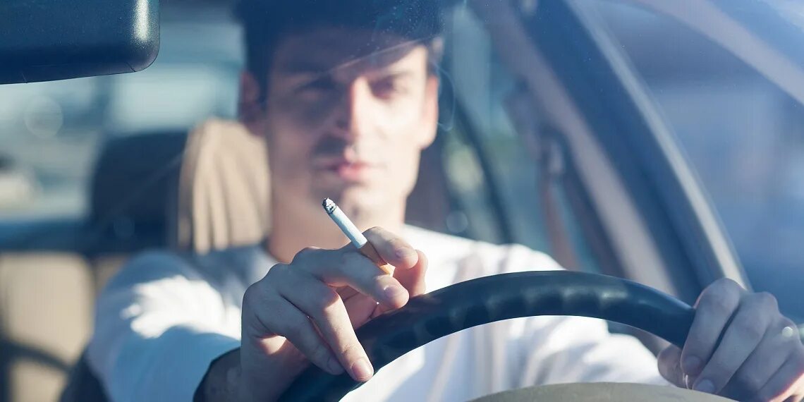 Мужчина за рулем. Мужчина в машине. Парень курит за рулем. Водитель курит в машине. Можно курить в такси