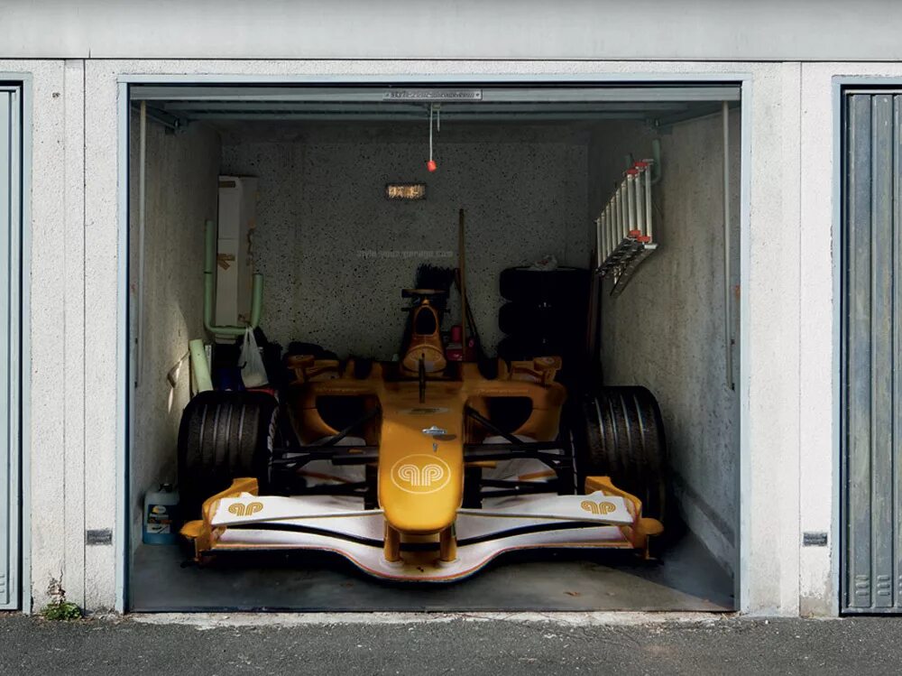Открывай ворота гаража. Украшение гаража. Наклейки на воротах в гараж. Необычный гараж. Аэрография на воротах гаража.