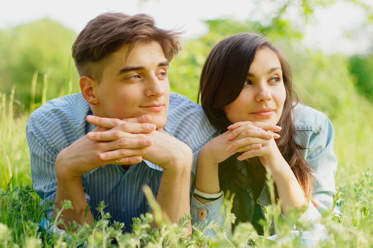 Общие интересы у друзей. Общие интересы у друзей. Счастливые подростки. Счастливые подростки. Мужчина и женщина путешествуют.