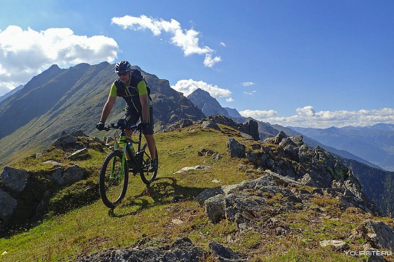 Велосипеды горно алтайск. Велосипед горный Mountain Bike. Велотур в горах. Велосипед в горах. Велосипедист в горах.