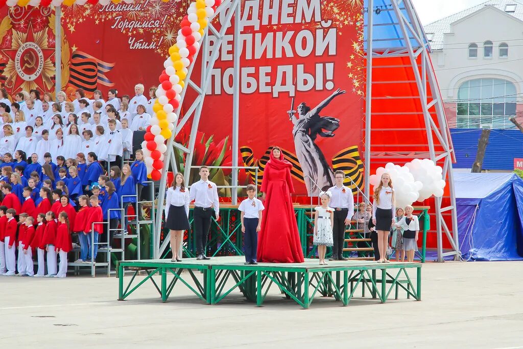 Сценарий театрализованный победа. День Победы театрализованное представление. Театрализованное представление на 9 мая. 9 Мая театрализация. Театрализованный концерт к 9 мая.