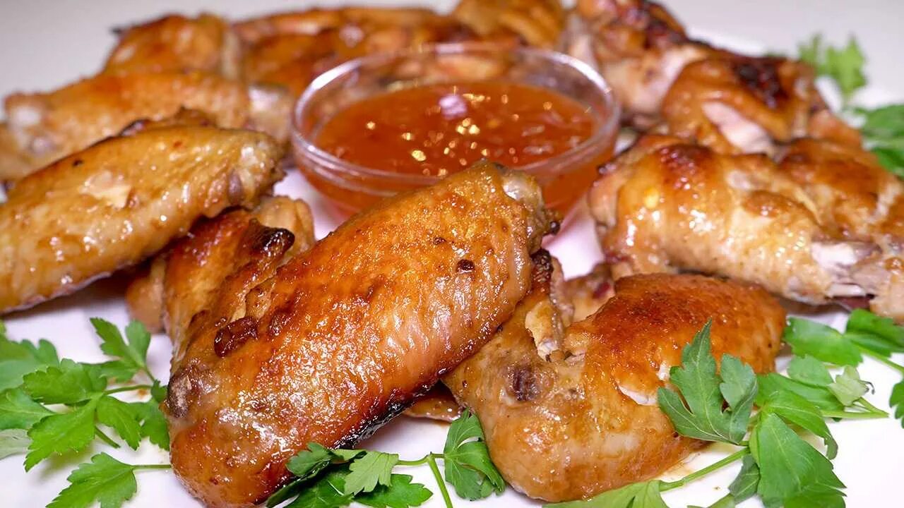 Хрустящие куриные крылышки с картошкой. Крылышки в медово-горчичном соусе. крылья в медово горчичном соусе. куриные крылышки в медово-горчичном соусе. крылышки в духовке.