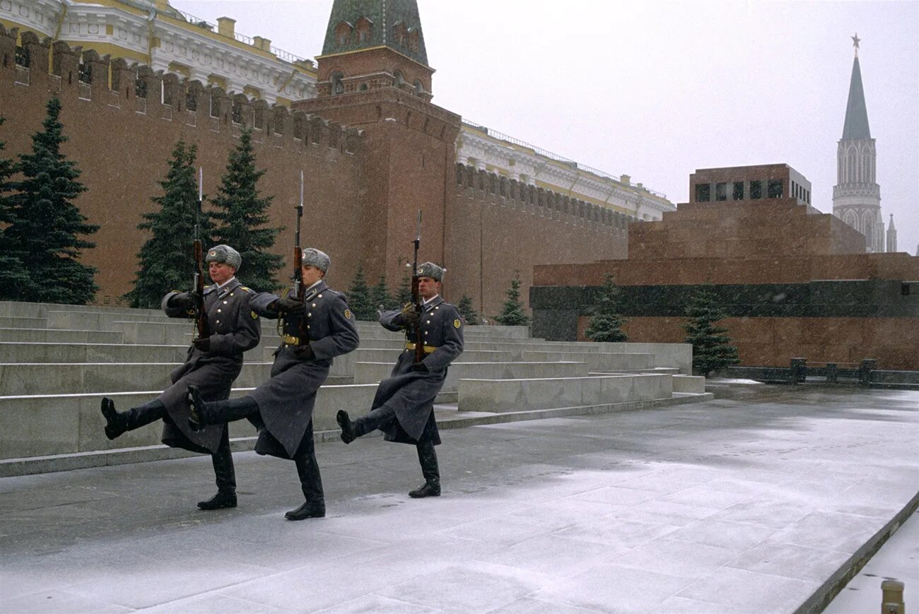 Кремлевские рыз. Пост 1 у мавзолея Ленина. Почетный караул у мавзолея Ленина. Почётный караул у мавзолея в Москве. Караул у мавзолея Ленина СССР.