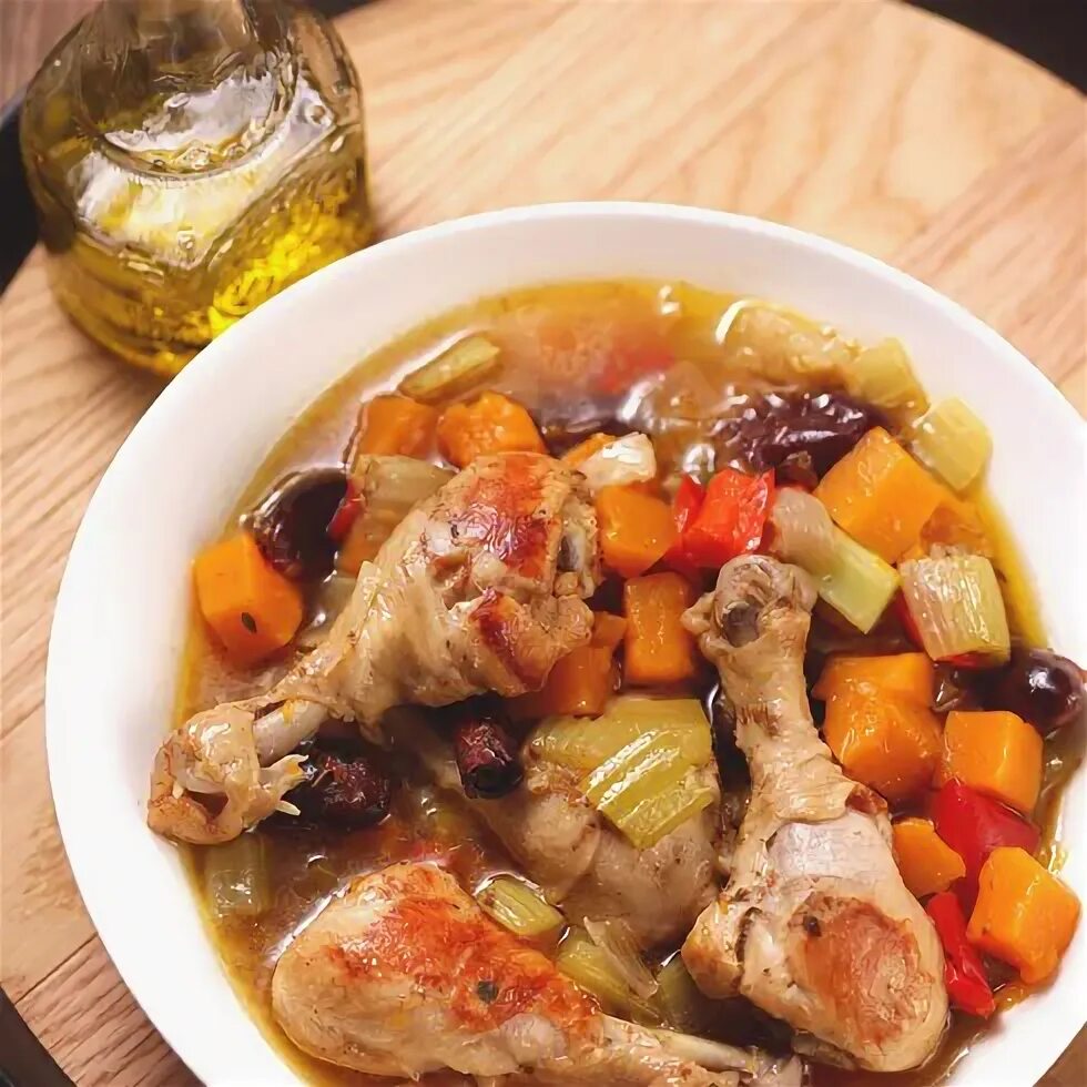 Голень тушеная с овощами. Тушеная курица с рисом. Куриная голень тушённая. Голень тушеная с овощами. Куриные голени тушеные.