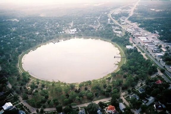 Почему некоторые озера. Озеро Кингсли. Идеально круглое озеро. Озеро круглой формы. Круглые озера в России.