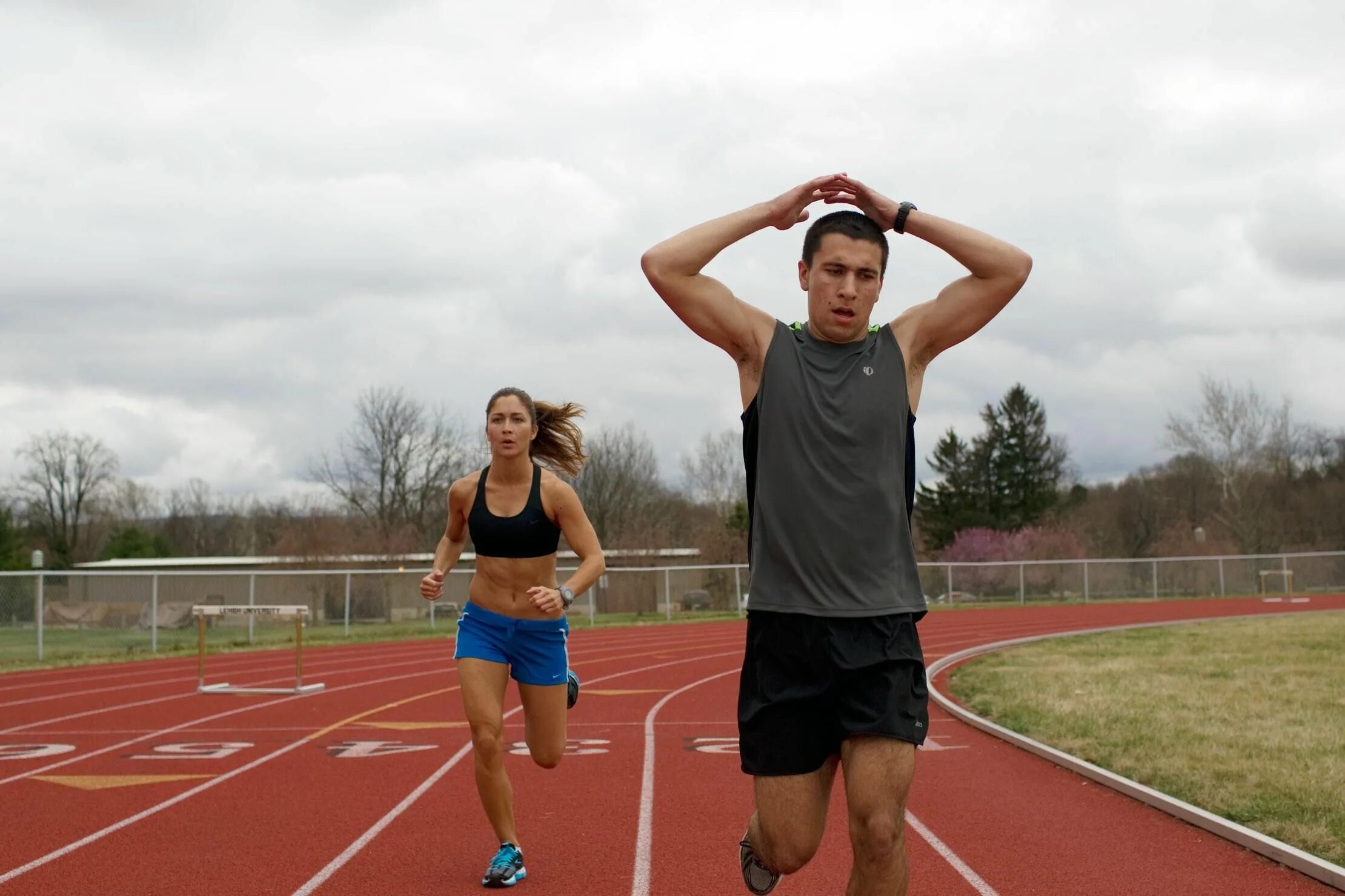 Тренировочный бег. Марафонец упражнения для бегунов. Силовая подготовка бегунов. Силовой бег. Силовая тренировка бегуна.