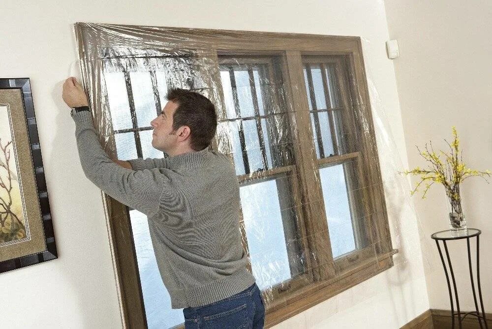 Плёнка на окно деревянное. Пленка на окна на зиму. Теплоизоляция окон. Заклейка окон.