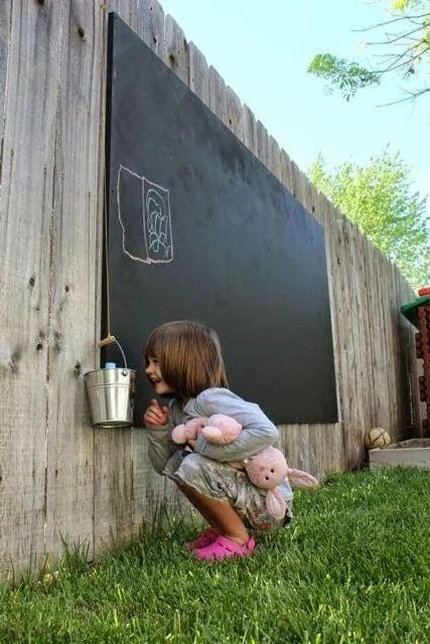 Пописать кустик. Забор для детей. Девочка мочится. Меловая доска детям на даче. Девочка на детской площадке.