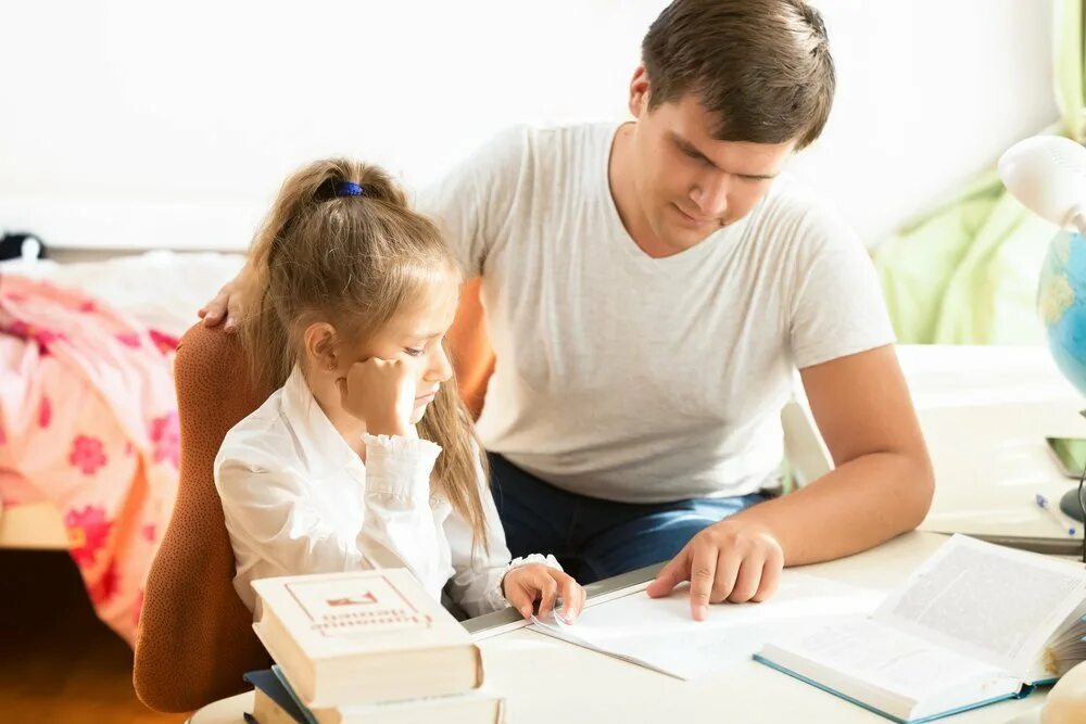 Родители научили дочь. Родители делают уроки. Родители и домашнее задание. Помогаем маме. Воспитание ребенка.