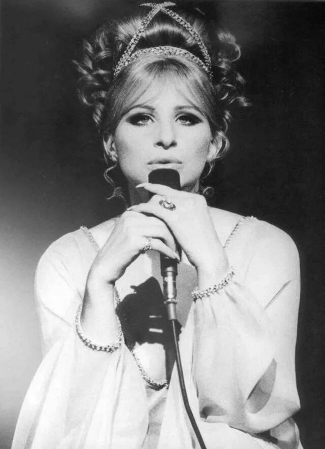 Barbra joan streisand. Барбара стрейзанд в молодости. Барбра стрейзанд молодость. Барбара стрейзанд. Барбры стрейзанд поет.
