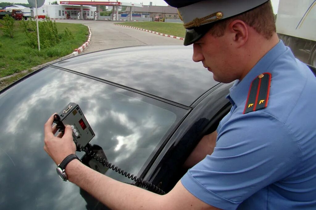 Штраф за лобовое стекло в казахстане. Лобовое стекло автомобиля. Лобовое стекло внутри машины. Прикол трещина на лобовом стекле. Штраф за лобовое стекло в казахстане.