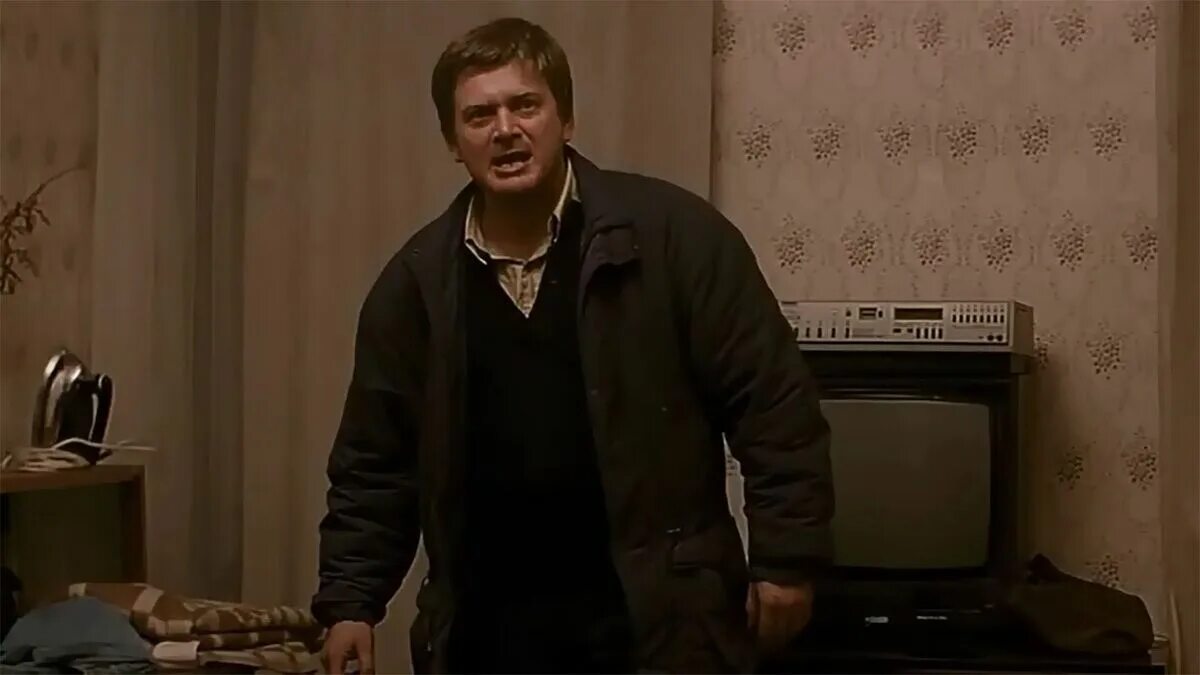 Мать поставила камеры в комнате. Старший и младший брат мем. Одноклассница стонет. Шутки про младшего брата. Злой школьник мем.