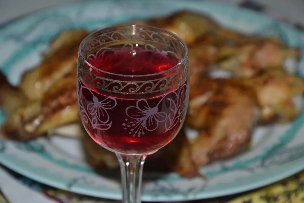 Pomegranate nar чай. Самогонка настоянная на гранате. Свежевыжатый гранатовый сок. Гранатовая настойка на самогоне. Гранатовая настойка на самогоне.