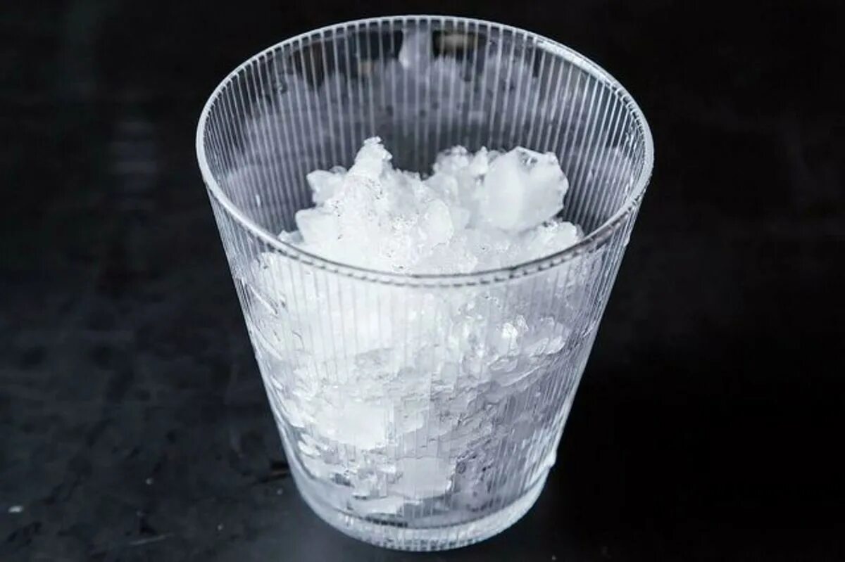Фраппе лед фраппе. Мелкий лед для коктейлей. Дробленый лед. Коктейль со льдом.